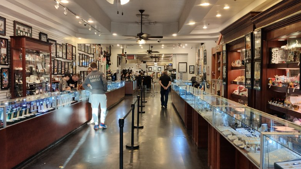 Why Is It Better to Use a Same-Day Jewelry Pawn Instead of Selling Outright?